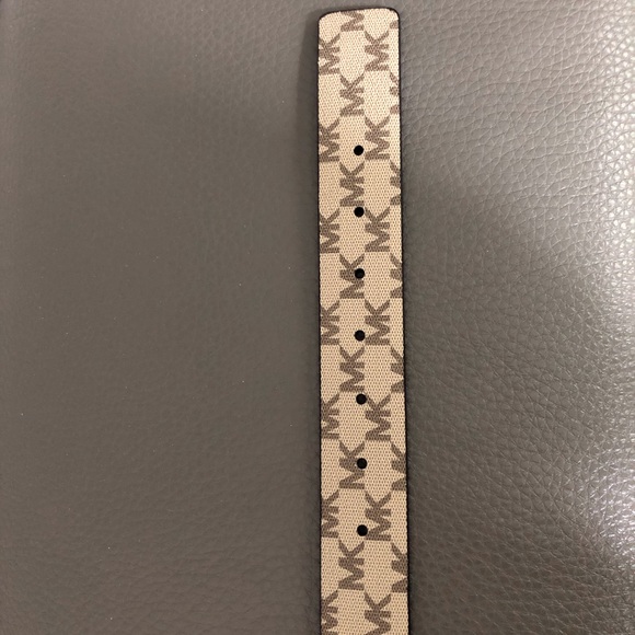 SALE ♥️ MICHAEL KORS signature designer belt in M - Picture 9 of 10